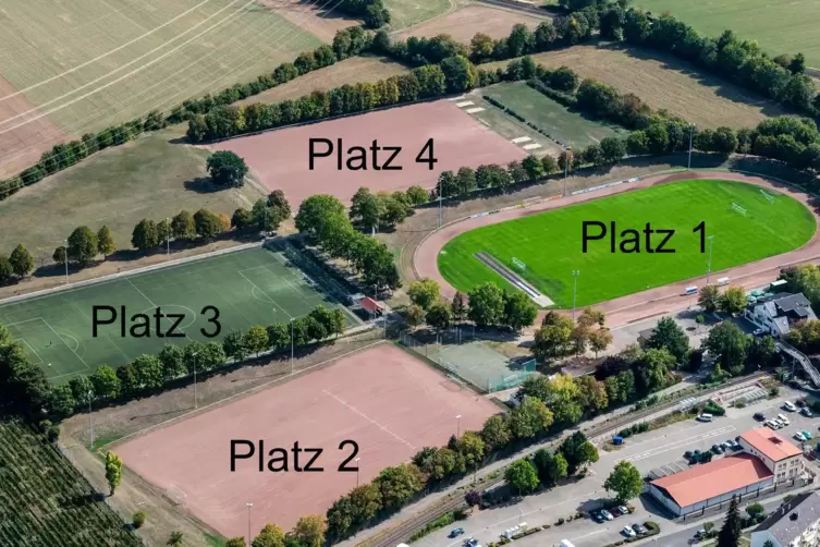 Die Rudolf-Harbig-Anlage im Grünstadter Norden von oben: Auf Platz 4 soll ein Kunstrasenfeld für Hockey errichtet werden. 