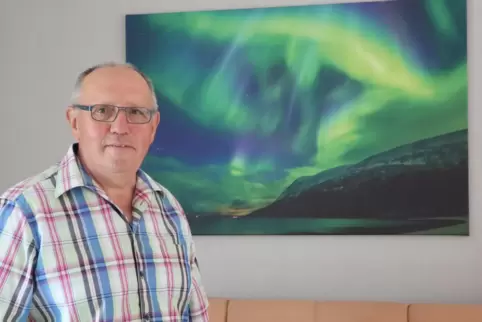 Emil Wadle vor einem Foto der Polarlichter, das er während seiner Fotoreise im norwegischen Tromsø aufgenommen hat. 