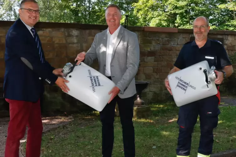 Bürgermeister Michael Cullmann (links) und Wehrleiter Timo Blümmert (rechts) freuen sich über die Schwimmsauger, die ihnen der A