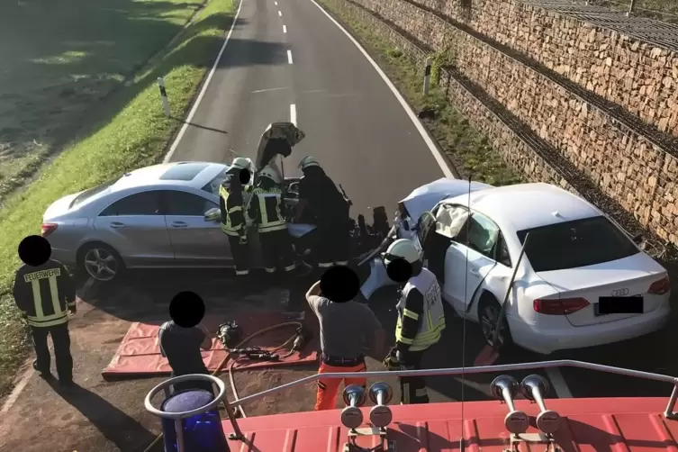 Die beiden Wagen sind zwischen Dielkirchen und Steingruben frontal zusammengestoßen.