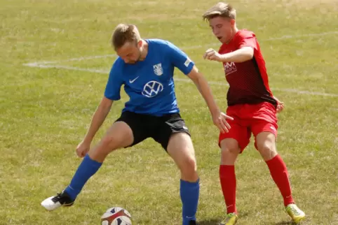 Nach dem Pokalaus nun in der Meisterschaft wieder gefordert: Sascha Steffes (rechts) und der SV Gundersweiler. Links im Bild der