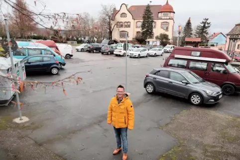 Soll das ewig ein Parkplatz bleiben? Der Schwarze Platz in Kirchheim mit Bürgermeister Kay Kronemayer. 