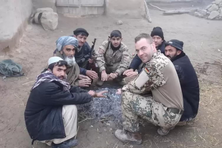 Nicolai Schenk mit afghanischen Verbündeten im Jahr 2011.