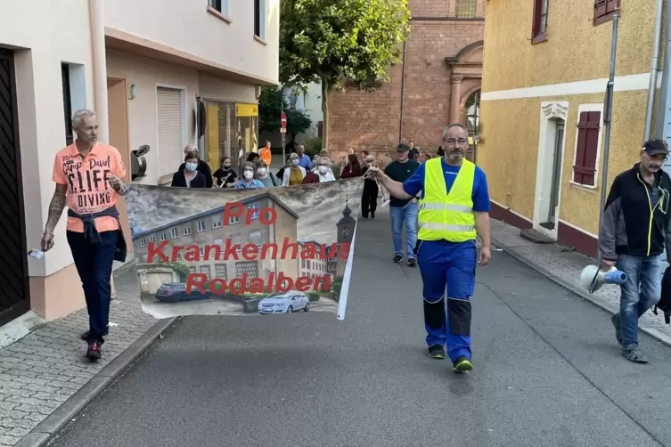 Rund 20 Demonstranten liefen am Freitagabend zum Rodalber Krankenhaus.