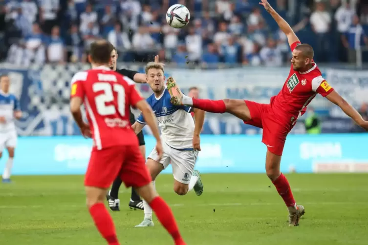 Immer mittendrin: René Klingenburg (rechts) vom FCK vor Connor Krempicki.