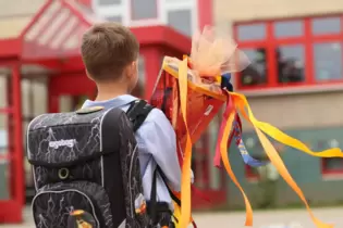 Ein Kind bei der Einschulung in Sachsen-Anhalt.