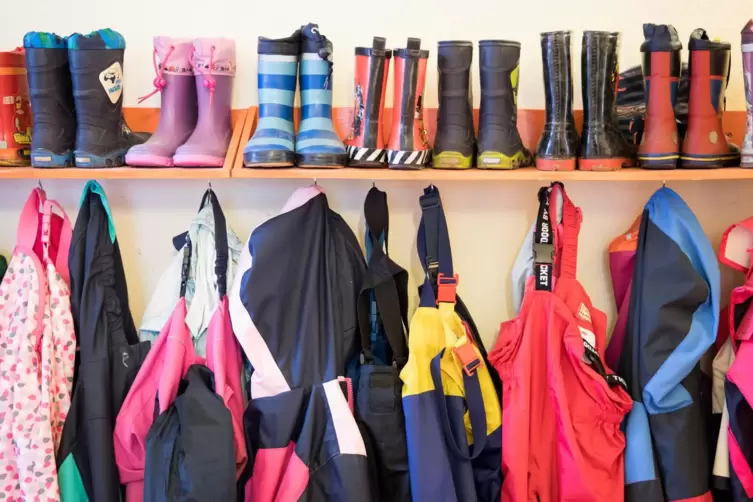 Gummistiefel und Regenhosen der Kinder in einer Kita in Rheinland-Pfalz.