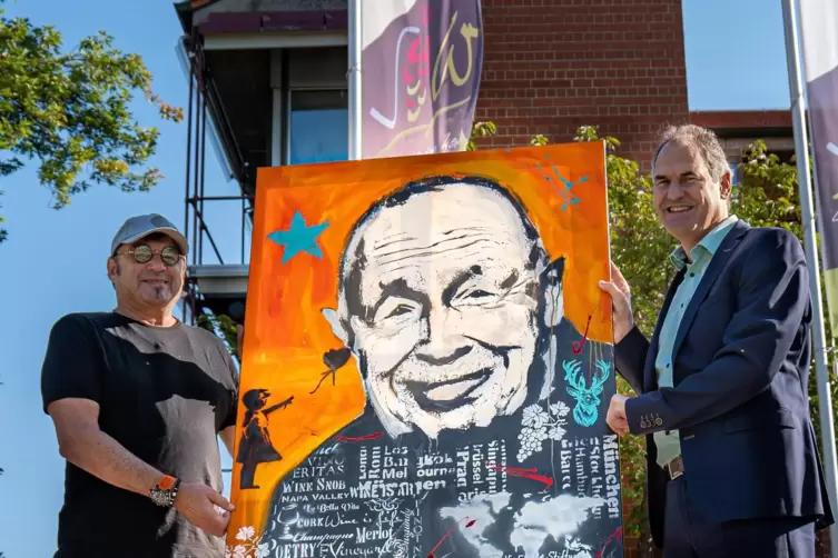 Künstler Michael Frey (links) und Landrat Dietmar Seefeldt präsentieren das Porträt von Heiner Geißler. 