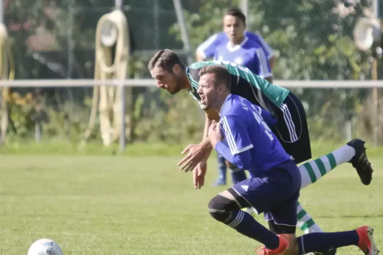 Pascal Weber (vorne, hier für den SV Imsbach) trainiert die Zweitvertretung des TuS Steinbach/SV Börrstadt. 