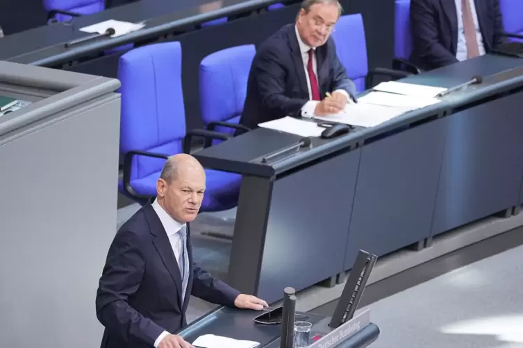 Einer redet, ein anderer hört aufmerksam zu: SPD-Kanzlerkandidat Olaf Scholz (links) wirbt im Bundestag für einen politischen Ri