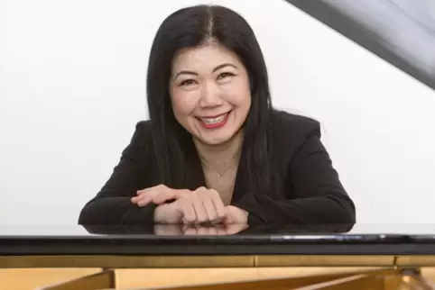 An den Tasten. Wo sonst? Pianistin Sachiko Furuhata. 