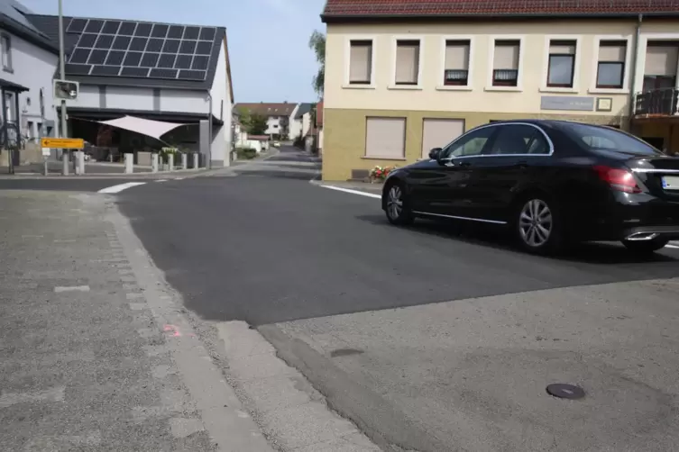 Ortsdurchfahrt Rothselberg: weniger holprig, aber nur in Teilen mit neuer Fahrbahndecke.