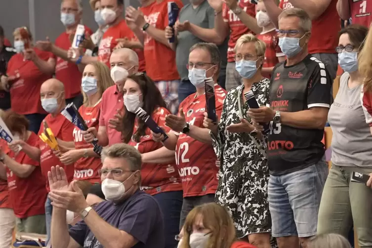 Bald dürfen wieder mehr als 100 Eulen-Fans (hier im Juni gegen Leipzig) in die Eberthalle.