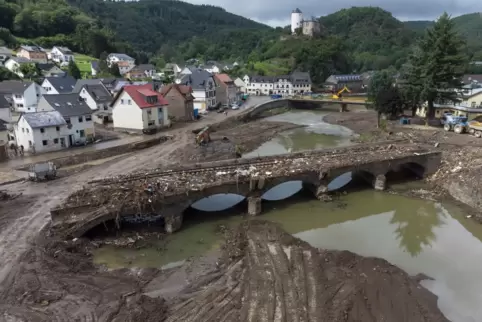 Die Mauschbacher Feuerwehr spendet den Erlös der Einweihung des neuen Feuerwehrhauses für das Hochwasser-Gebiet im Ahrtal. 