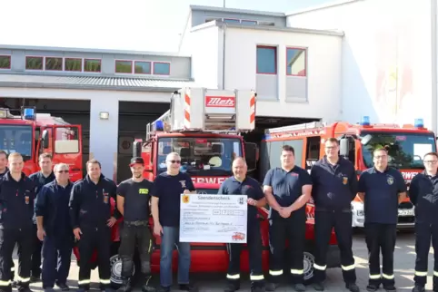 Feuerwehr hilft Feuerwehr: Wehrleute aus der Verbandsgemeinde Rodalben überbrachten in Bad Neuenahr-Ahrweiler Spenden im Wert vo
