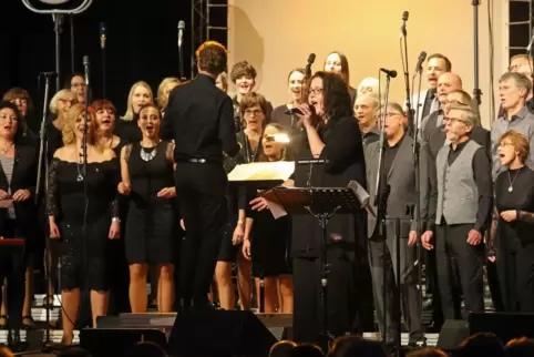 Der Gospelchor Lingenfeld bei einem Auftritt im November 2019.