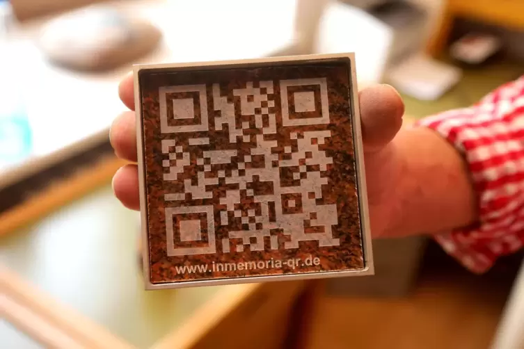 Über einen solchen QR-Code können per Smartphone die Erinnerungsvideos aufgerufen werden.