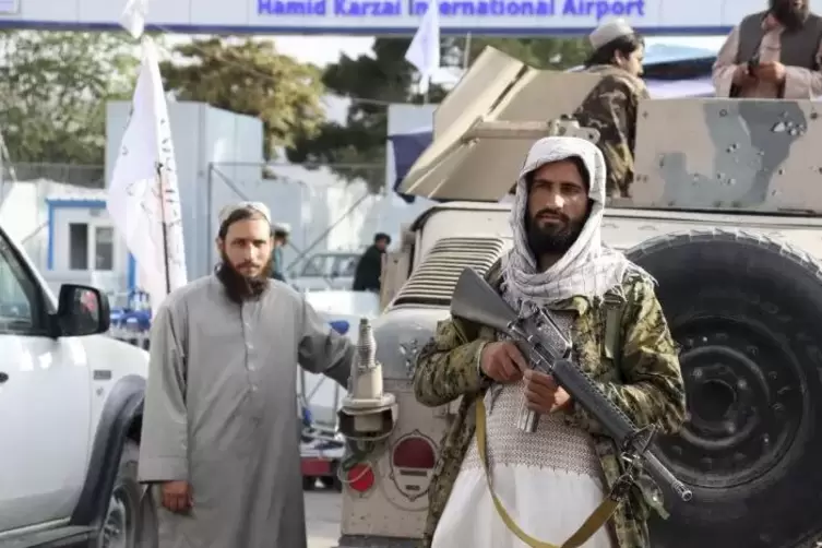 Nach dem Abzug der US-Truppen kontrollieren die Taliban den Zugang zum Flughafen in Kabul. 