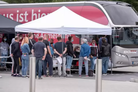 Impfbusse sollen helfen, die Impfquote zu erhöhen. Unser Foto zeigt den Impfbus bei einem Stopp in Germersheim. 