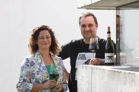 Führen gemeinsam das Weingut: Julia Jakob und Stefan Bietighöfer.