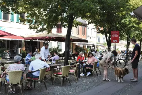 Die Gastronomen haben derzeit auf dem Römerplatz mehr Platz für Tische und Stühle zur Verfügung als das vor der Pandemie der Fal