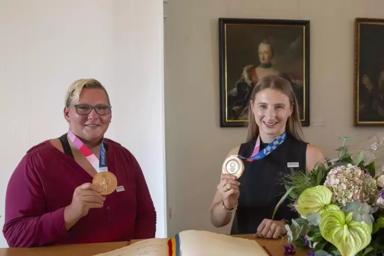  Jasmin Grabowski (links) und Martyna Trajdos mit ihren Medaillen aus Tokio und dem Goldenen Buch der Stadt Zweibrücken. 