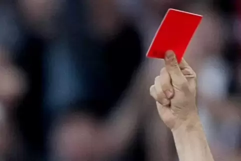 Rote Karte für Nichtimmunisierte. Ab Sonntag gelten härtere Regeln – auch bei Fußballspielen. 