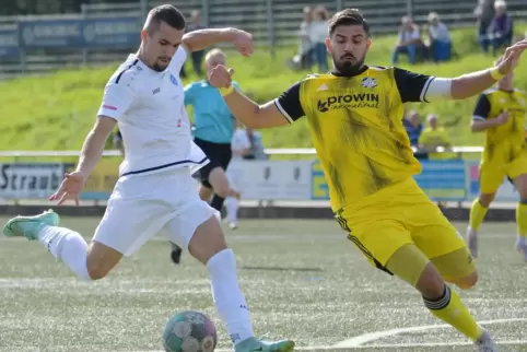 Der Mechtersheimer David Reitarow erzielt in der 36. Minute das 1:1, Wiesbachs Giovanni Runco kommt zu spät. 