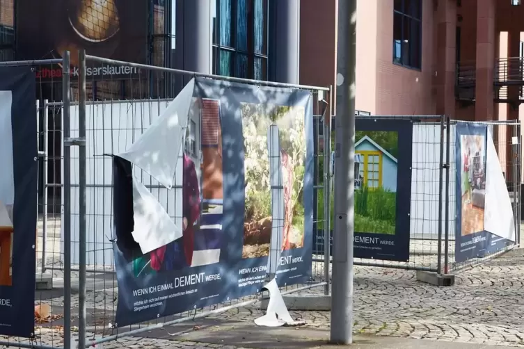 Unbekannte haben die Plakate auf dem Theatervorplatz zerstört. 