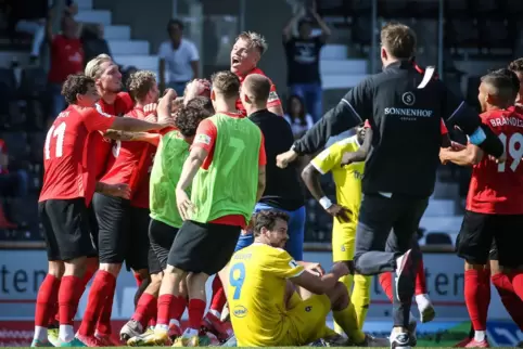 Großaspach bejubelt das 3:1 in der Nachspielzeit, FKP-Kapitän David Becker sitzt frustriert am Boden. 