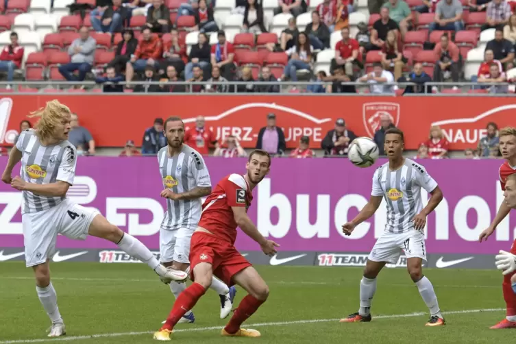 „Wenn ein Ball reingeht, hast du die gebrochen“, sagte Jesper Verlaat (SVW, links). 