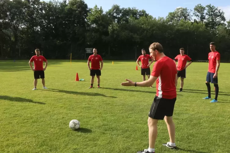 Sein Team trifft, wie es will: Rüdiger Heckmann (vorne) hat dem VfL Weierbach mit seinem ASV Langweiler/Merzweiler gleich 18 Stü