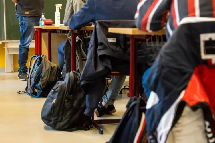 Unterricht in einer Klasse: Bei der wirtschaftlichen Bildung junger Leute in Deutschland klaffen einer Umfrage des Bankenverband