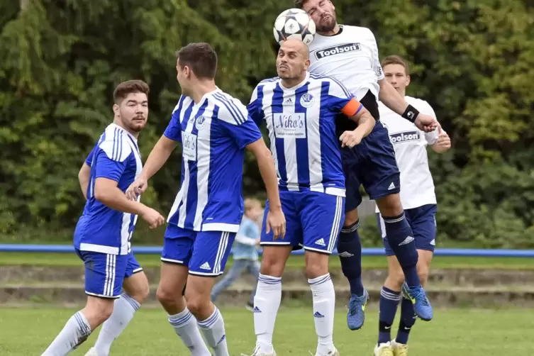 Manuel Lochbrunner (Dritter von links), hier noch im Trikot des VfL Neuhofen, coacht nun den SV Schauernheim. 