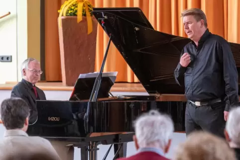 Meisterkurs-Leiter und Tenor Thomas Heyer, unterstützt von Pianist Klaus Bernhard Roth. 