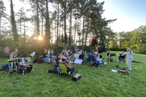 Treffpunkt große Wiese: Die Blaskapelle probt derzeit im Stadtpark.