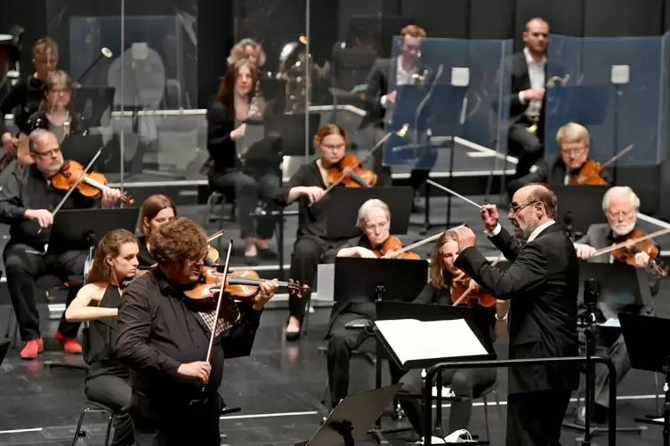 Nach langer Pause trat die Sinfonetta Worms unter dem Dirigat von Reinhard Volz wieder auf. Solist war Violinist Nachum Erlich. 