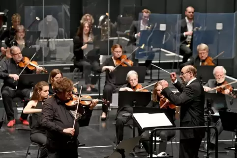 Nach langer Pause trat die Sinfonetta Worms unter dem Dirigat von Reinhard Volz wieder auf. Solist war Violinist Nachum Erlich. 