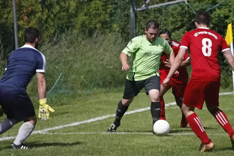 Es ist wieder Derbyzeit (wie im Foto 2018): Der ASV Langweiler/Merzweiler (rote Trikots) trifft am Wochenende auf die SG Perlbac