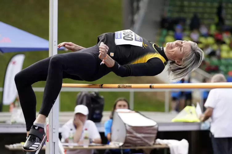 Hoch hinaus: Petra Koliwer bei der deutschen Meisterschaft in Baunatal.