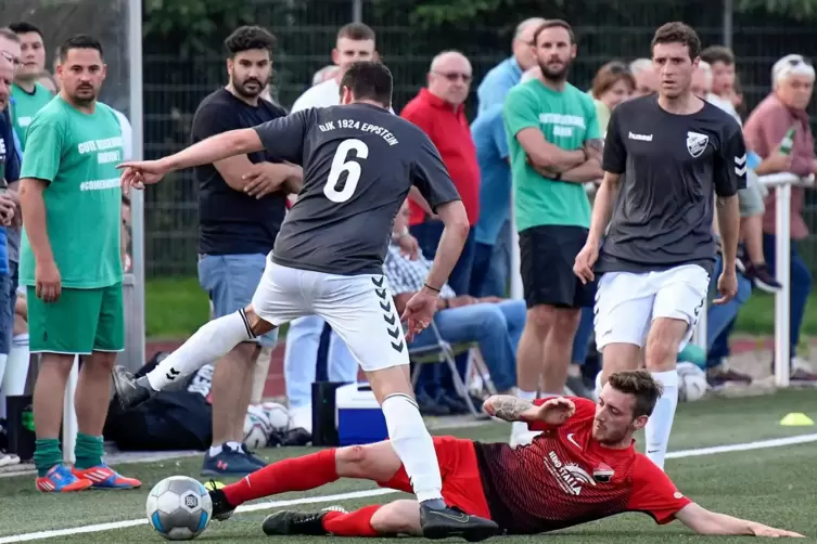 Voller Einsatz: Im Pokal im Juli hat der MTSV Beindersheim, hier Tim Höllriegl (am Boden) im Zweikampf mit DJK-Spieler Benjamin 