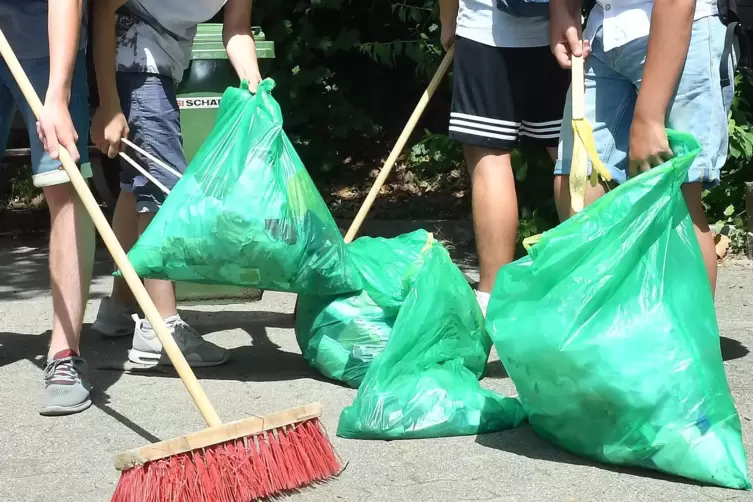 Die Stadt stellt den Helfern die Arbeitsmaterialien zur Verfügung. 