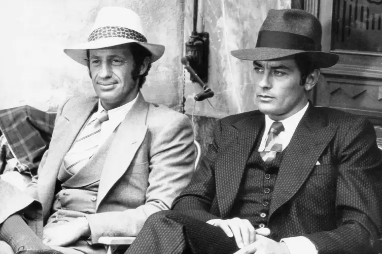 Auf der Hut: Sie hängen so schnell den Hut nicht an den Nagel: Jean-Paul Belmondo (links) und Alain Delon machen in dem französi