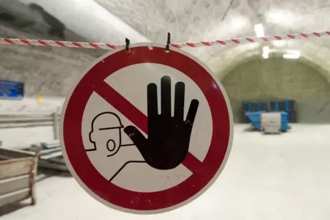  Ein „Durchgang-Verboten“- Schild hängt im Erkundungsbergwerk Gorleben (Niedersachsen) vor einem Stollen. 