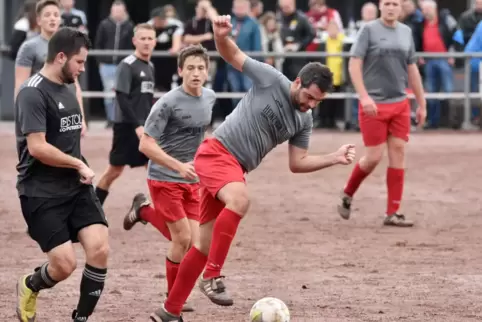 Christoph Dick (am Ball) will mit Glanbrücken den Anschluss an die Tabellenspitze halten. 