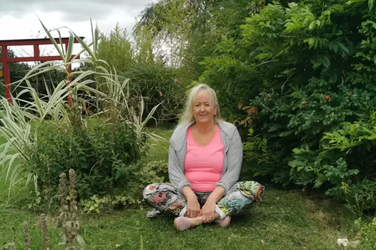 Monika Schmitt verbringt viel Zeit in ihrem Garten, der von der buddhistischen Kultur geprägt ist. 