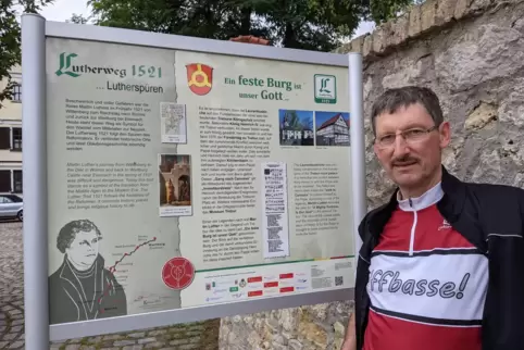 Auf den Spuren des Reformators: Pfarrer Markus Diringer vor dem Lutherweg-Schild.