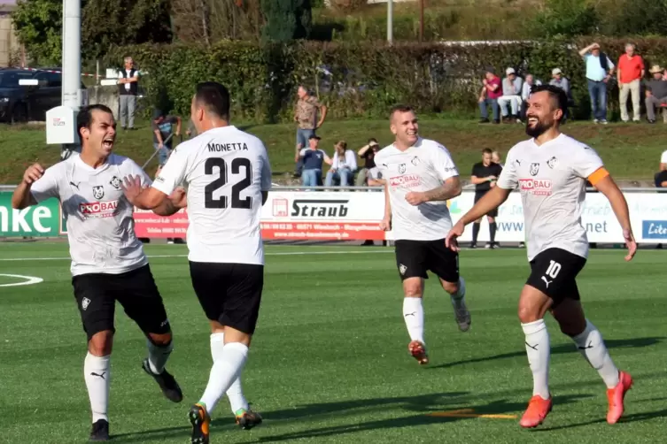 Piero Adragna, Jamie Tahedl und Nico Pantano (von links) von FC Arminia Ludwigshafen jubeln mit Matteo Monetta über dessen Treff