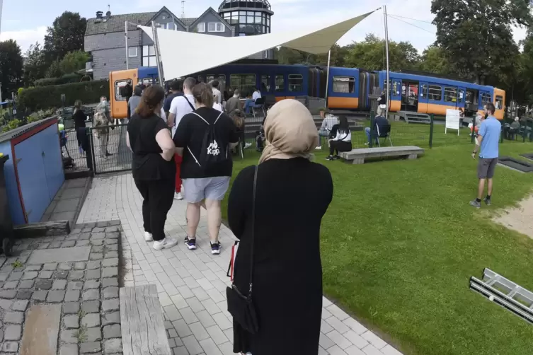 Geimpft wurde auch in einem umgebauten Schwebebahn-Wagen in Wuppertal.