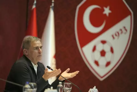 Stefan Kuntz bei seiner Vorstellung in Istanbul. 